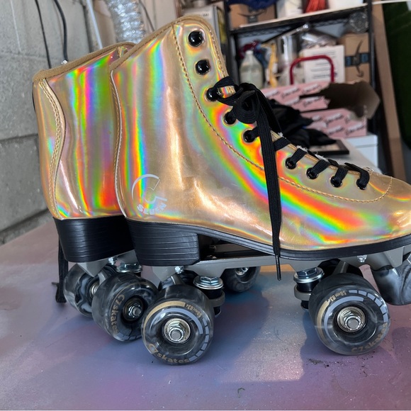 New gold holographic skates with pads - Picture 3 of 7
